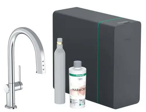 Hansgrohe Wasserkochsystem mit Ausziehauslauf, chromfarbener Armatur und zwei Flaschen für Kohlensäure und Reiniger, in kompakter Einheit angeordnet.
